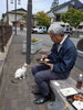 （猫がエサのおねだり。社長と猫の見つめ合い風景）「湖岸公園湯田の足湯で一息♪」