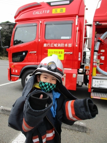 「ピカピカの消防自動車と救急車♪」