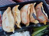 「手作りの皮にジューシーな餡、絶品餃子弁当。魚沼のキッチンカー、魚沼餃子庵さん。出店情報はInstagramをチェック！」