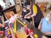 皆で協力して作成する。出来上がりが楽しみ🤗「介護等体験で大学生が来てくださいました💞」