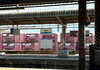 新居浜駅のホームと貨物コンテナ。