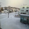 「雪が少し積もった日曜日の朝です！」