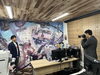 とても派手な社長席の背景「プレジデント舞鶴vol.6発刊しました」