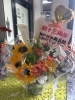 華やかなお祝いの花束で店舗を彩る「今年もティッシュをお配りしています🤲たにがわ整骨院🍀開院13周年」