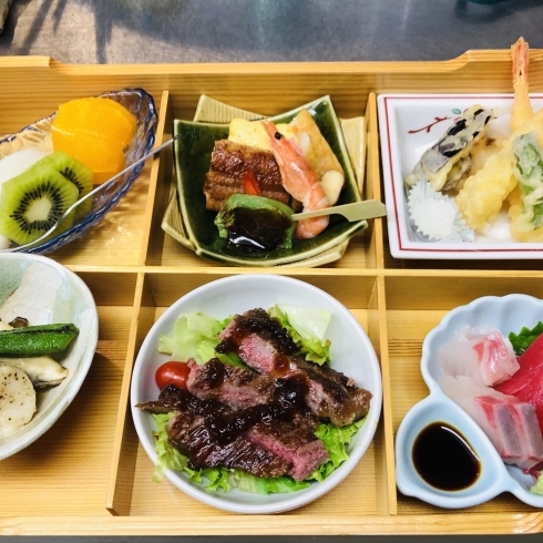 お祝いのお料理。百日のお祝いおめでとうございました「お食い初めなどご慶事・ご法事のご予約を承っております。」