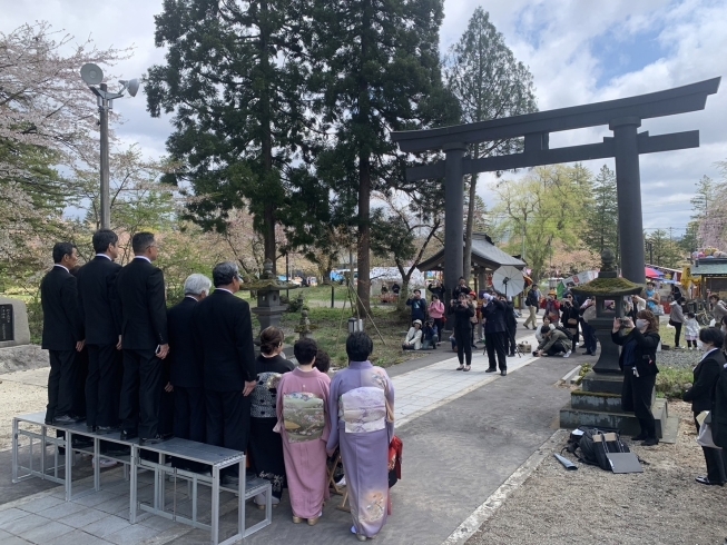 挙式が終わった後の集合写真の様子「戸澤神社での神前挙式🌸」