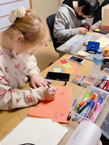 1枚ずつ心を込めて書きました「小樽市役所さんでカレーライス・小玉ねぎも販売♪」