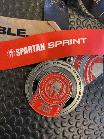 スプリントクラスは赤のメダルです「スパルタンレースに参加してきました！【ダイエット専門パーソナルトレーニングジムスタイル】」