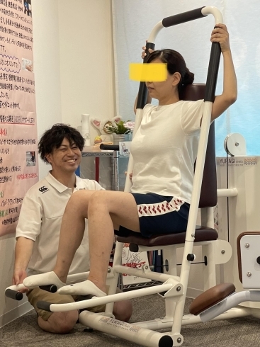 動的ストレッチマシンを使用した胸郭のストレッチ。「姿勢の改善・呼吸の改善にとても重要な「肋骨」。 柔らかいだけではなくしっかり動く(機能する)様にする事が大切です。」