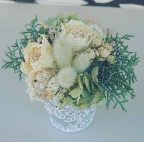 白いバラ白い小花グリーン紫陽花そしてブルーアイス「今年の5月は毎日が母の日(^^)」