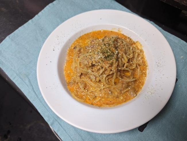 お皿に盛り、チーズとパセリ、黒胡椒＆EXVで完成「イタリアンなオレンジハウスもおすすめです!」
