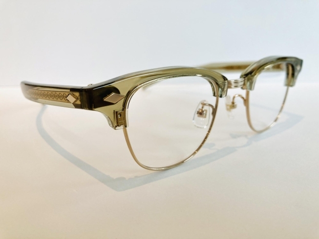 ①商品名:AGENDA col.4「メガネも韓流？眉のラインがクリアで太い個性的なメガネフレーム　～セレクタのご紹介～」