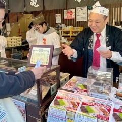 笑顔で募金『第11回 1円チャリティだんご』師走の風物詩！柴又医療監修イベントが開催されました【主催：亀家本舗】