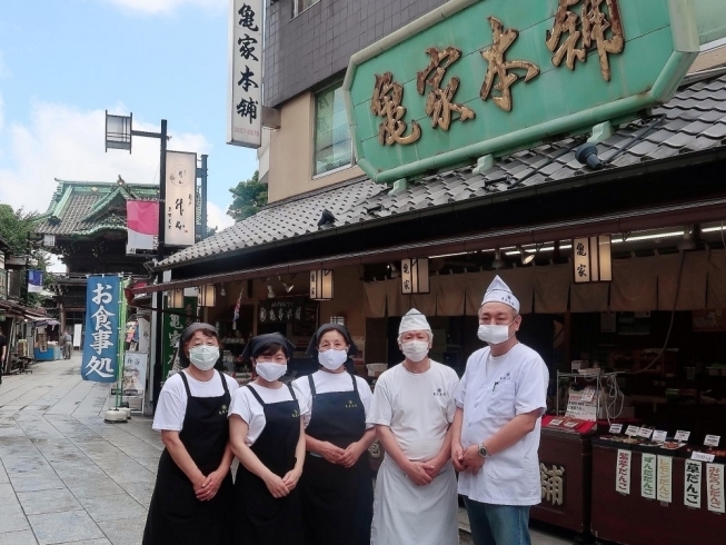 「香り&風味も良い「茶そば」とサクサク「天ぷら」・「草だんご」も付いた『天ざるセット』をぜひご賞味ください♪【柴又名物草だんごが人気☆柴又帝釈天から一番近いお団子屋】」