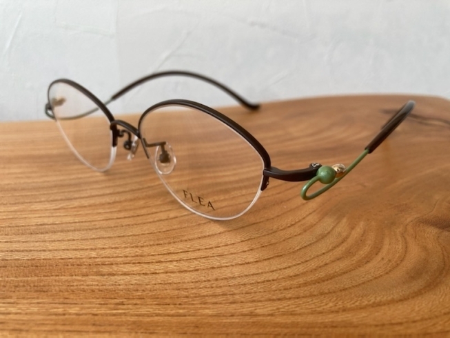③ F151シリーズ。緑のメガネの記事でも紹介済「軽い・掛け心地の良いメガネをお探しの女性におすすめ！　〜FLEA(フリー)のご紹介〜」