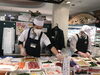 「今年の恵方は西南西！恵方巻で福よ来い！巻きたて実演販売～。」