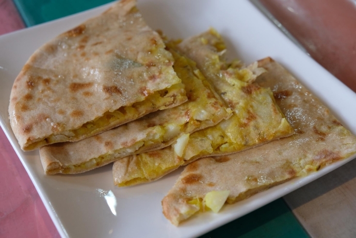 タンドリーアルパラタ「インドのチーズカレー「サヒパニル」をインドのパンで　Indian cheese curry 'sahipanil' with Indian bread 」
