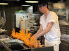 「熱気あふれる焼き台の舞台裏～職人の手に込める秋吉の味」