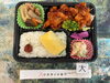 「本日の手作り弁当はご飯が進む「ヤンニョムチキン」！筑前煮や具沢山ポテトサラダとともに9時30分より販売いたします」