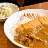 みんな大好きカツカレーに煮卵をトッピング！　牛すじもたっぷりで大満足♪
