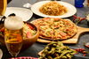 賑やかな食卓にお酒が進む。「【柏市スパイスカレー／アーユーボーワン】屋上貸切ビアガーデンのおつまみ7品プラン」