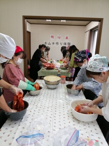 キムチ作り体験の様子「本場のキムチをハナロ韓国語学院で作りましょう！！／大府市の韓国語教室※東海市・刈谷市・東浦町・緑区・知多市から通っている生徒もいます。」