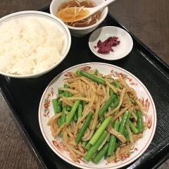 肉とニンニクの芽の炒め定食