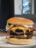 3段重ね！極厚ビーフパテー「地元市場直送の野菜と肉でつくる炭火クラフトバーガー」