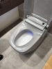 グレーカラーのおしゃれな便器「グレーの便器と「トイレ最中」？！ダジャレもはかどる最新トイレ事情」