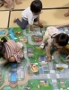 MAPで道案内の勉強！先生に英語の指示をよく聞いて「南区＆下京区の英語リトミックレッスン！いつも子ども達の笑顔があふれています！【京都市南区＆下京区のピアノ教室•リトミック教室】」