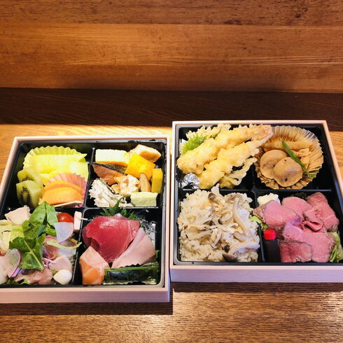 リピーター一押しの箱御膳懐石弁当。「ご法事・精進落としのお料理のご予約承っております。」