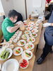 綺麗に盛り付け中  /工賃高い「ほほえみフェスタお疲れさま会の豪華メニュー♪　/小樽就労継続支援B型らしくワーク」