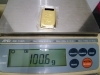 パッケージ分は超えてますが100グラムです(^^♪「買取専門 金のクマ 沼津店　100グラムのインゴットをお買取り♪」