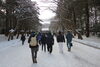 ➋北海道神宮へ向かう人々。流れはスムーズ「あけましておめでとうございます　令和６年（2024年）元旦」