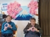 丘の上🌸桜リース作成後記念撮影。「ポカポカ陽気はいいですね🌺みんな春を待っていました(✿◡‿◡)」
