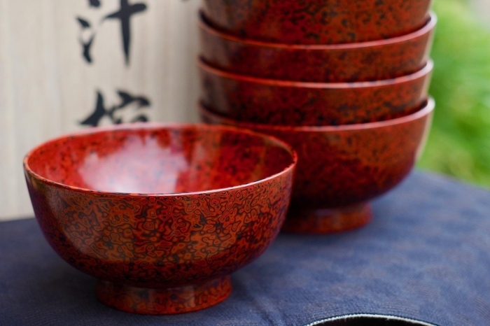 発色の良い喜多方産漆の鮮やかな朱色と乾漆製法独特のまだら模様が特徴的な汁碗のセット。