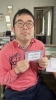 笑顔のKさん「就労継続支援B型の〝らしくワーク〟アクセサリーチームのショップカードは一つ一つ手作りで！」