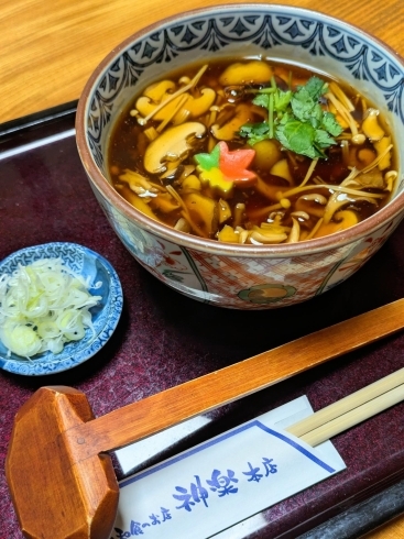 秋の味覚きのこをふんだんに使用した逸品です！「季節限定　きのこあんかけ蕎麦」