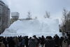 ❸4丁目、大雪像「白亜紀の北海道」（撮影：当編集部「さっぽろ雪まつり。観てある記（大通会場・昼編）」