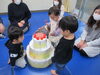 みんなでケーキに飾りつけ「今日はお誕生日会がありました。」