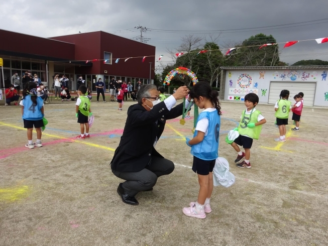 教育長からのメダル授与「あそりんぴっく（運動会）が行われました♬」