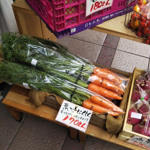 ついでに八王子産新鮮野菜も販売中！お会計は店内です「キッチンカー 情報 ！ 八王子スカイホテル正面 新しく石窯ベイク たらりかさんが来てくれる事になりました。石窯で調理した カレードリア ！   八王子産野菜 販売中 新鮮野菜 朝採れ野菜」