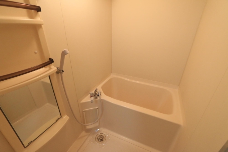 ユニットバスタイプの浴室です「すっきりとしたホワイト＆ウッド」