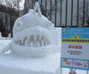 ❷2丁目、小雪像「鮟中模索」（撮影：当編集部）「さっぽろ雪まつり。観てある記（大通会場・昼編）」