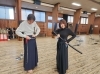 パーソナリティ三宅さん。かっこよくポーズ「チャレンジ！居合道」