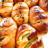 焼き立てさつまいもパン！餡が見え隠れしてます。「さつまいものパン（札幌市西区西野ベーカリーベル本店）」