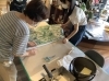 親子様で参加された方もいます！記念の一枚を。「8/31壁紙貼り体験教室を行いました【船橋市  北習志野駅徒歩7分 壁紙専門店】」