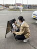 職員手描きの看板でお迎えしています。「社協サロン実施のお知らせ」
