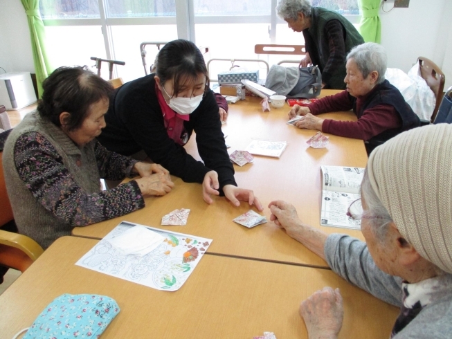 職員と一緒に折りました「雛飾りを作りました♪」