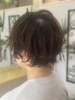 「無造作パーマでつくる、動きを楽しむショートスタイル」